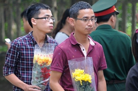 ชาวเวียดนามแสดงความเศร้าสลดใจอย่างสุดซึ้งต่อการถึงแก่อสัญกรรมของพลเอกหวอเงวียนย้าป - ảnh 5